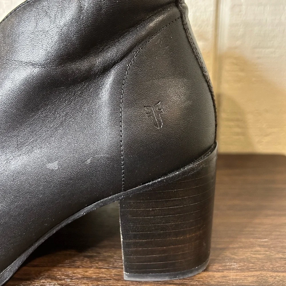 Frye Nora Heeled Ankle Boots in Black, size 8.